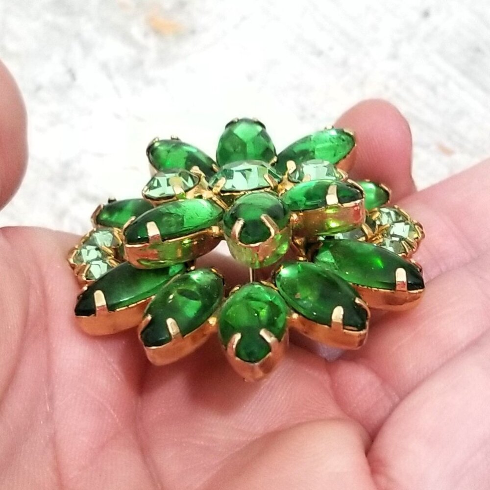 Vintage Green Glass Rhinestone Layered Brooch Gold Tone Navette Chaton - Picture 6 of 6